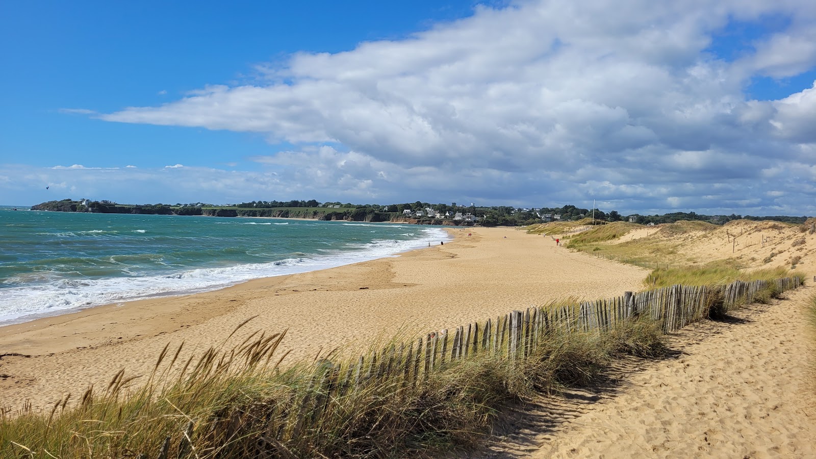 Foto von Plage de la Falaise mit beiger sand Oberfläche
