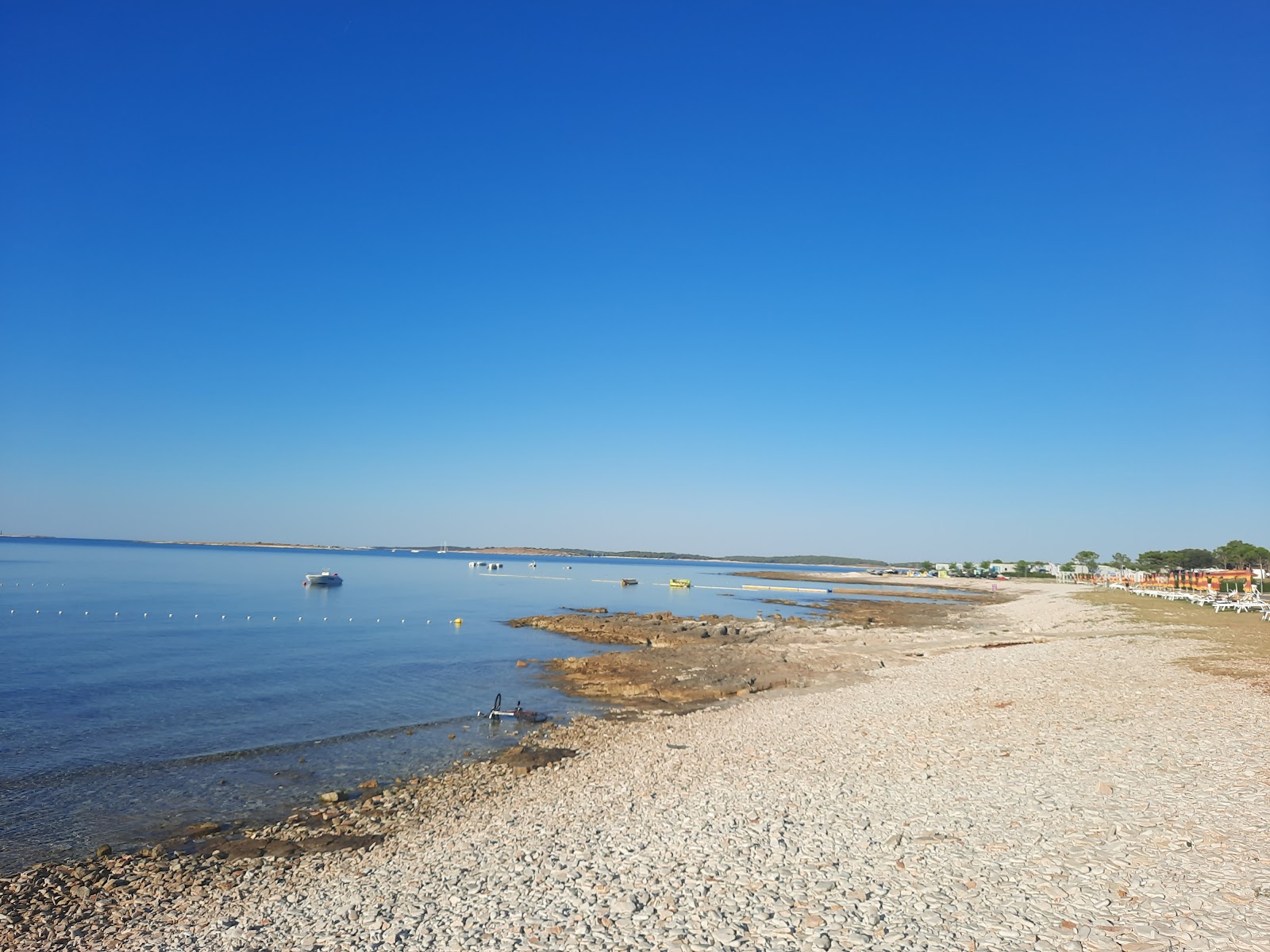 Zdjęcie Kazela Beach z powierzchnią teren skalisty