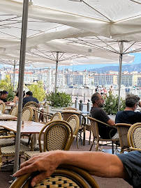 Atmosphère du Restaurant de spécialités à base de poisson-pêcheur Au Doyen à Marseille4:00PM - n°8