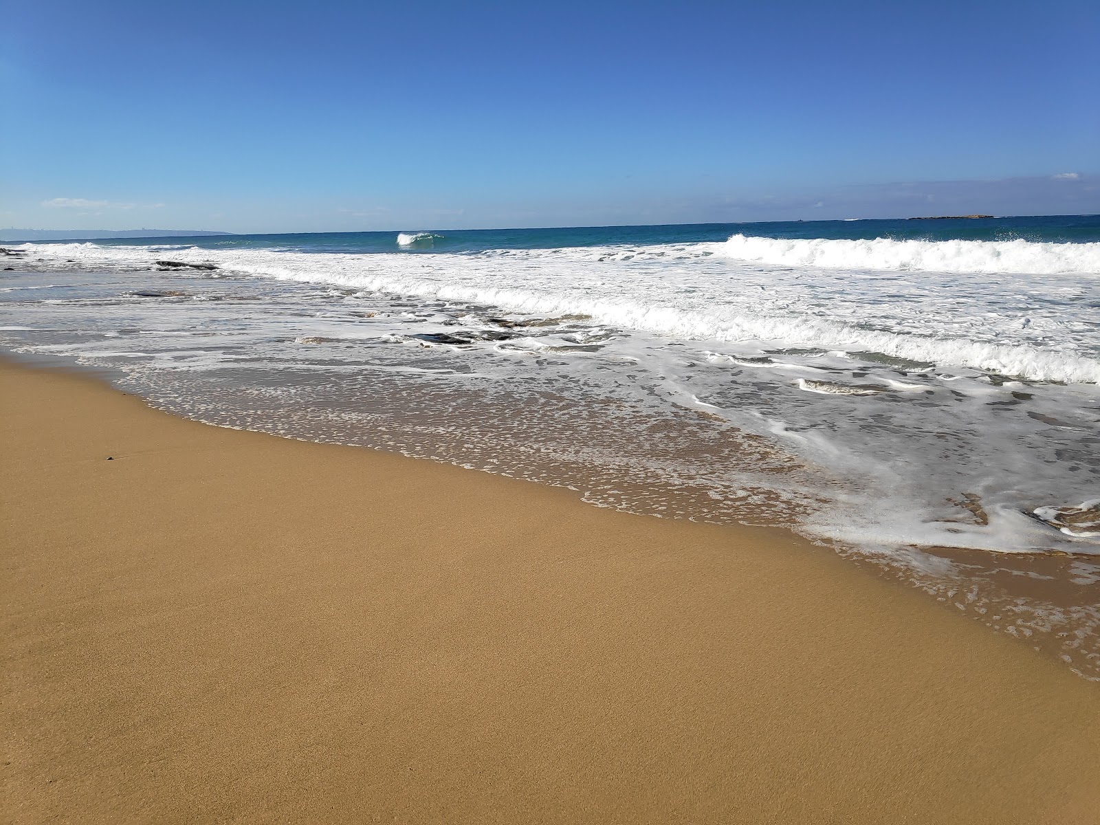 Foto van Yefet's beach met recht en lang