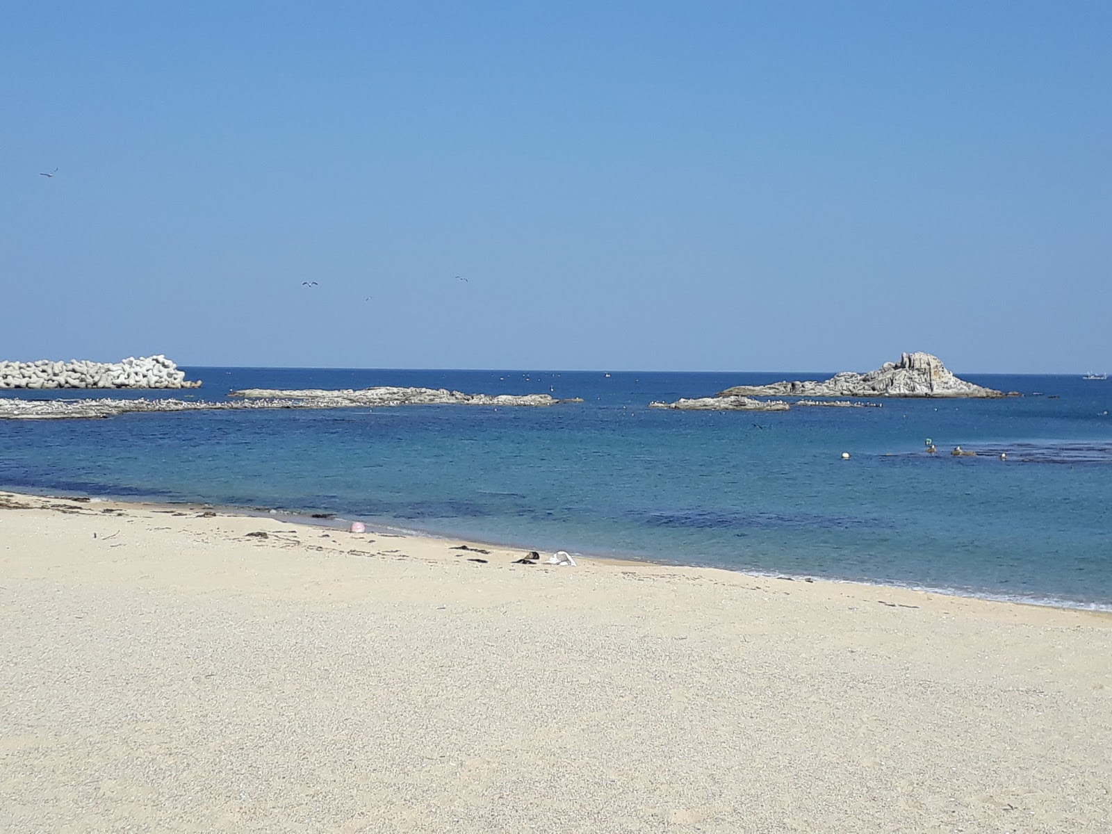 Fotografija Gyoam Beach z turkizna čista voda površino
