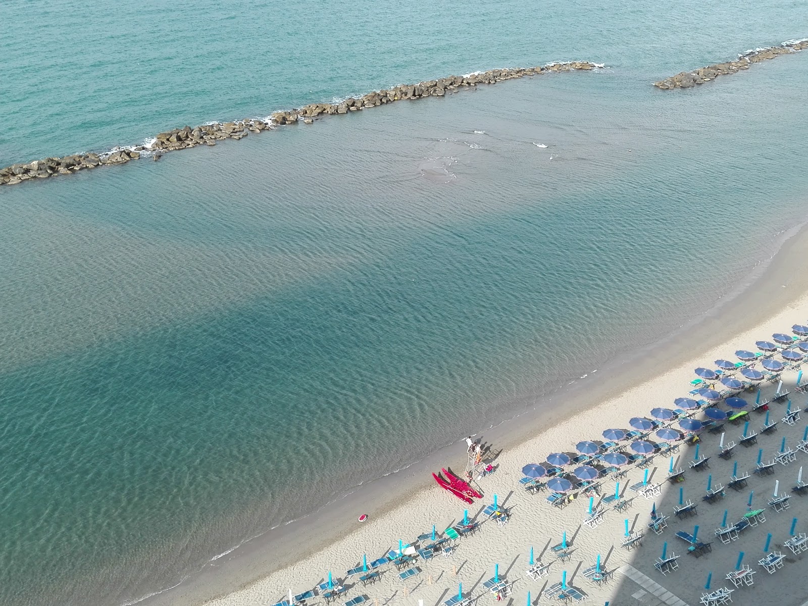 Photo de Marina di Massa avec l'eau bleu de surface
