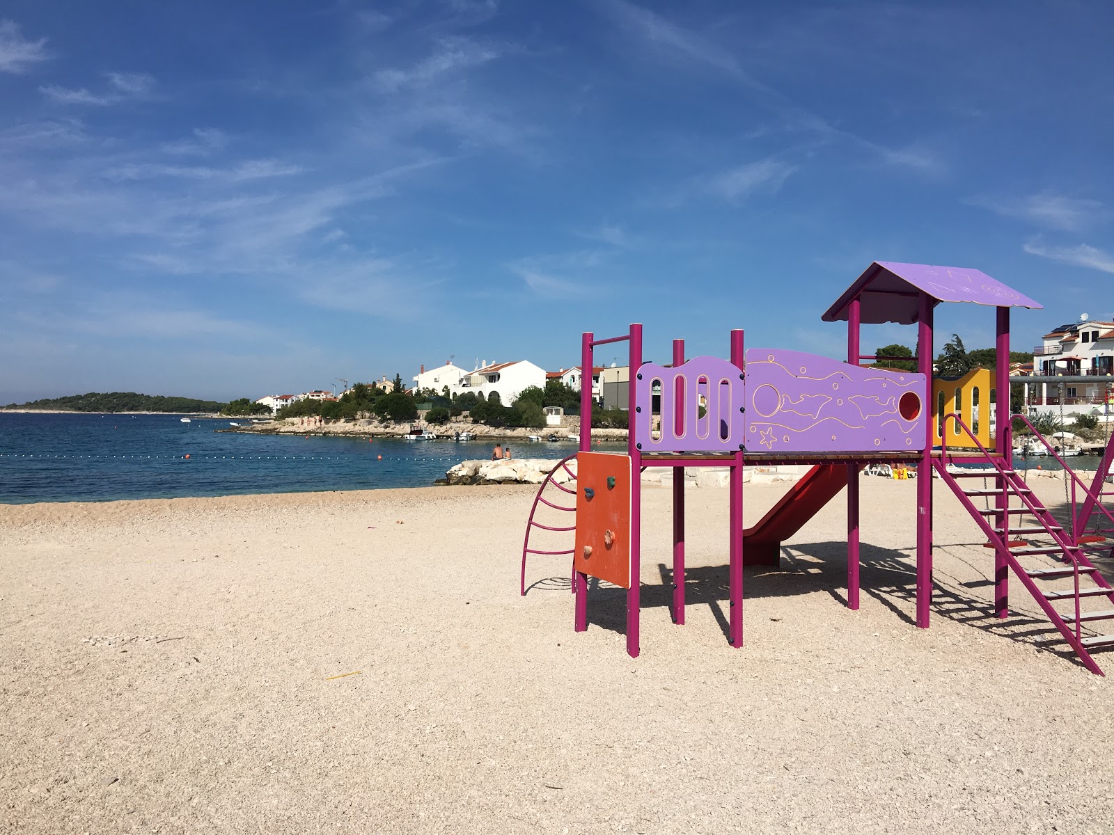 Foto von Sepurina beach und die siedlung