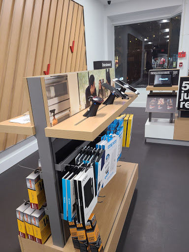 Cell Phone Store «Verizon Authorized Retailer - Wireless Zone», reviews and photos, 139 Elm St, New Canaan, CT 06840, USA