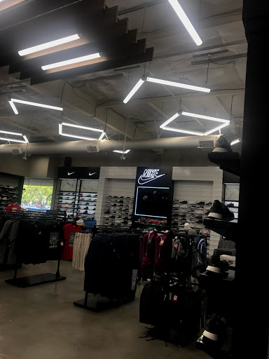 Shoe Store «Shoe Palace», reviews and photos, 8155 Camino Arroyo #13, Gilroy, CA 95020, USA