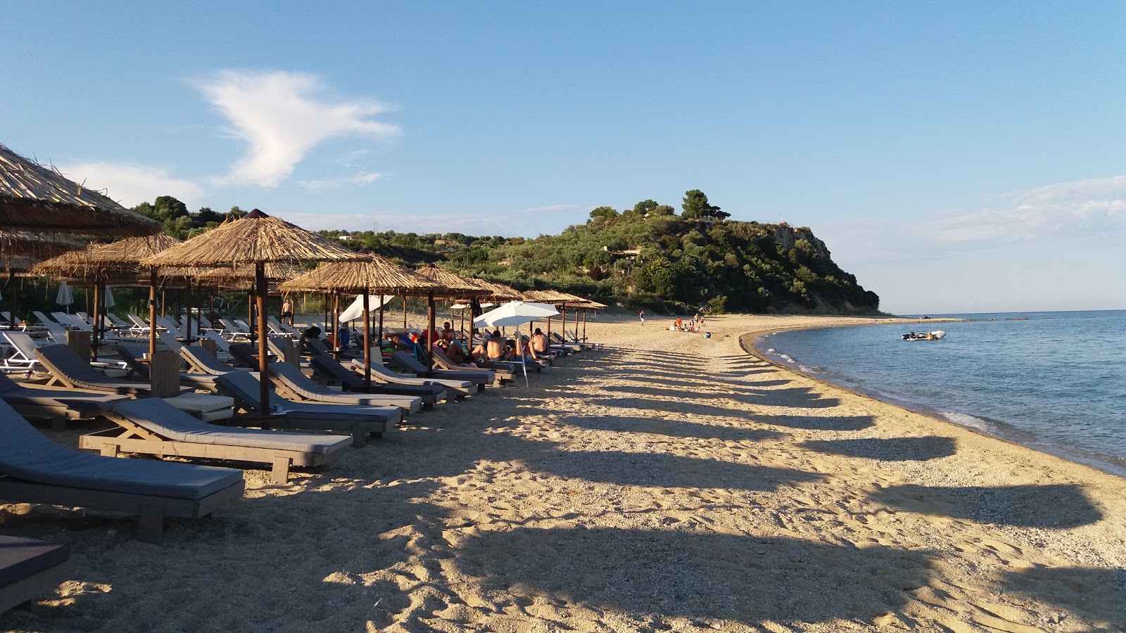 Fotografie cu Kavala beach cu nivelul de curățenie înalt