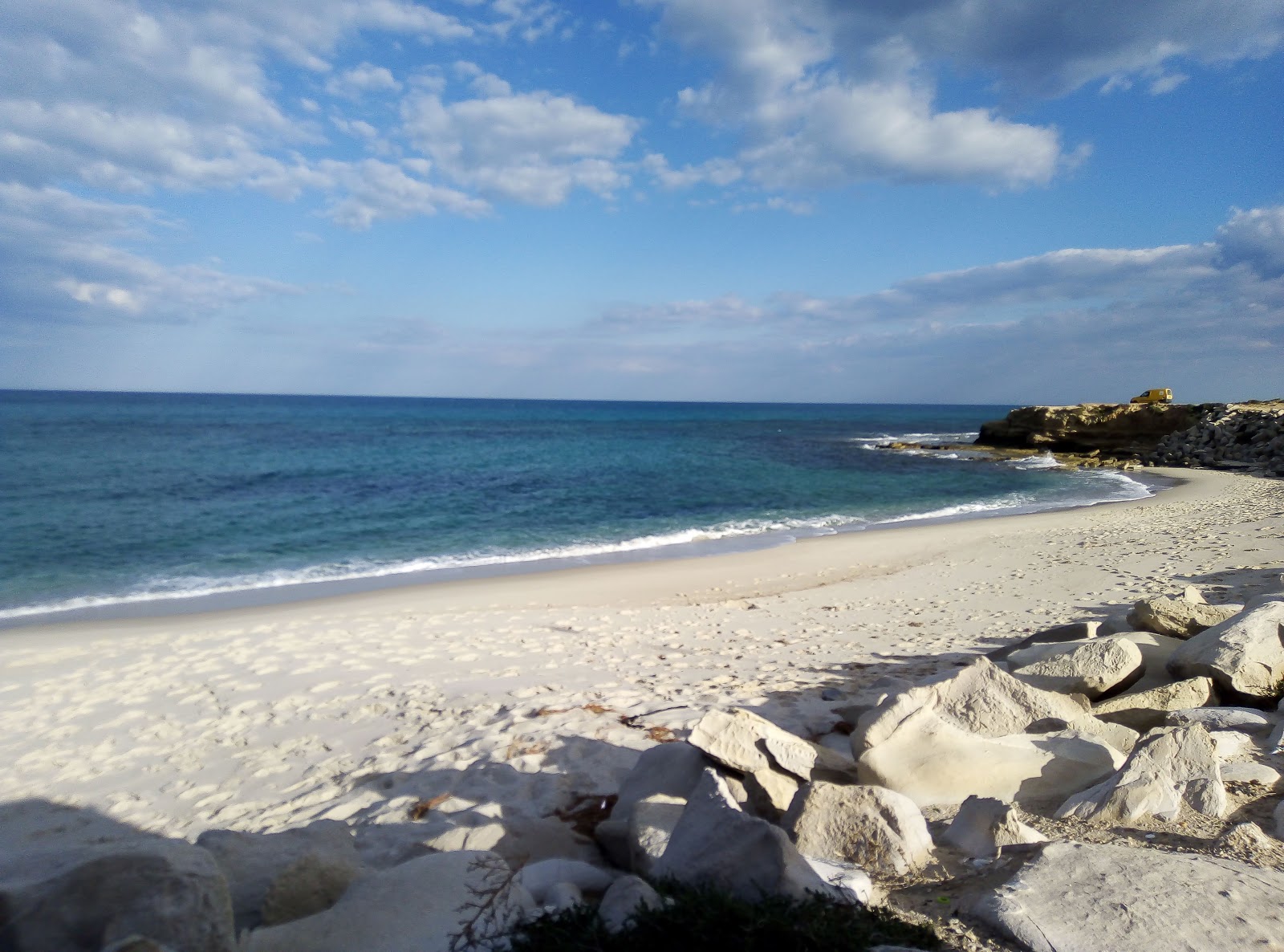 Photo de Harqalah beach avec l'eau cristalline de surface