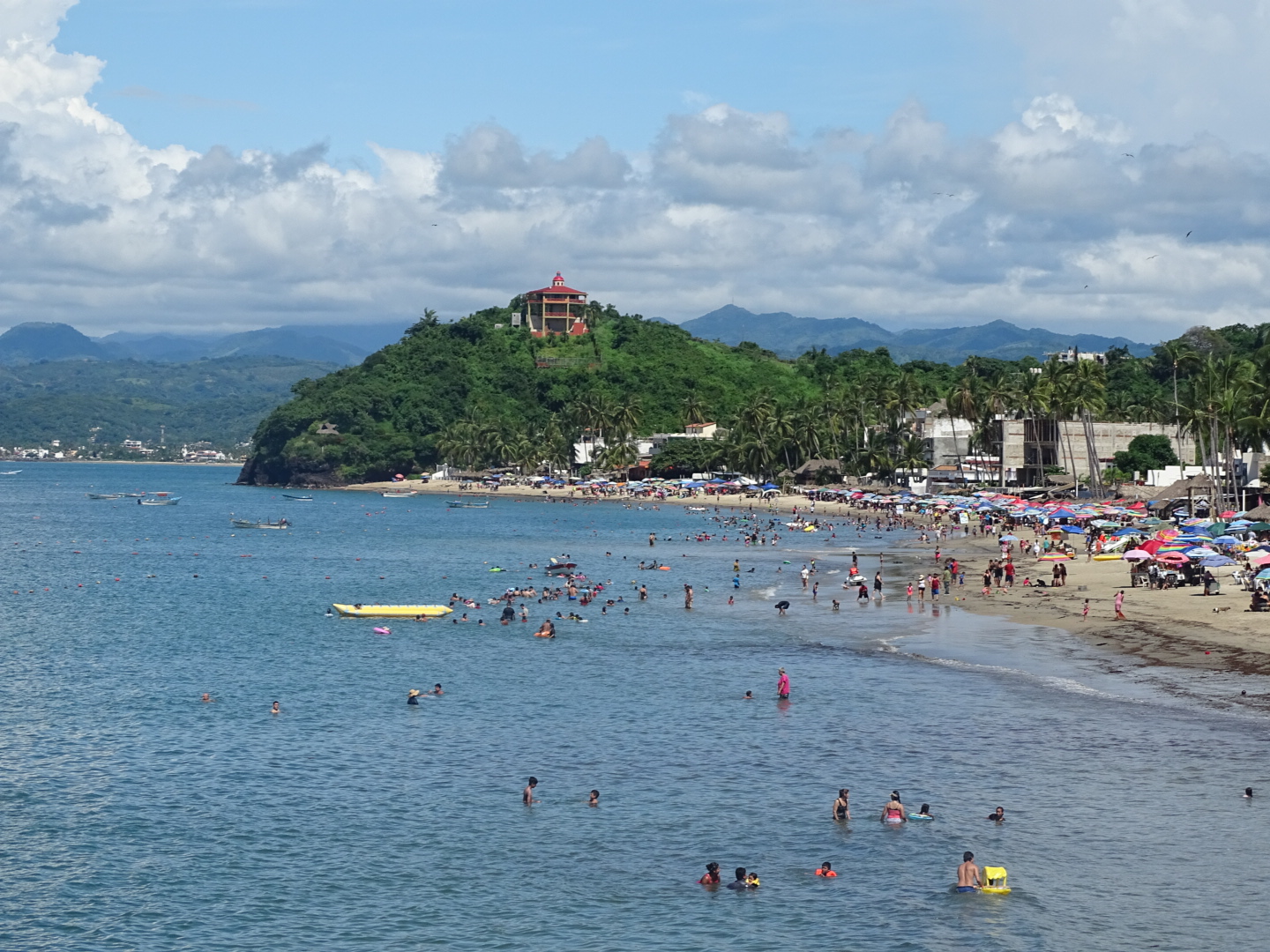 Los Ayala beach的照片 带有碧绿色水表面