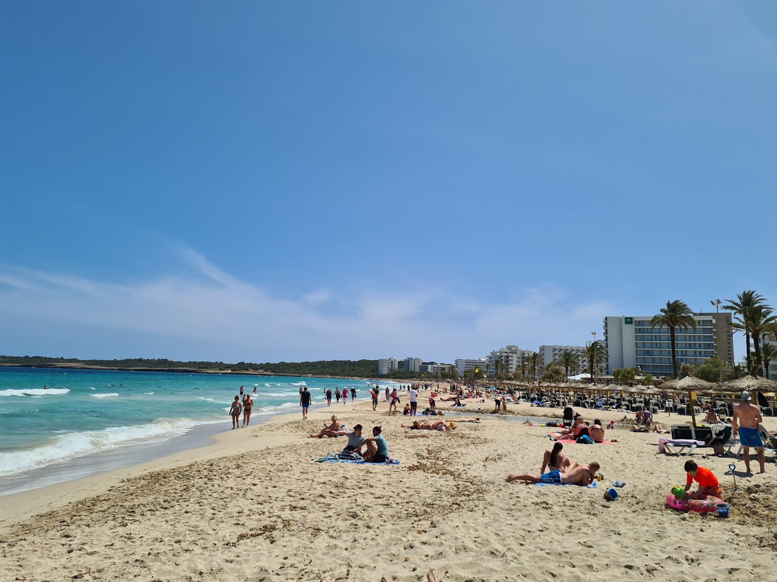 Photo de Cala Millor avec sable lumineux de surface