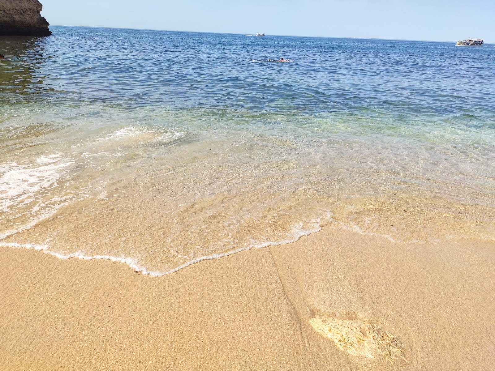 Praia do Paraiso'in fotoğrafı turkuaz saf su yüzey ile