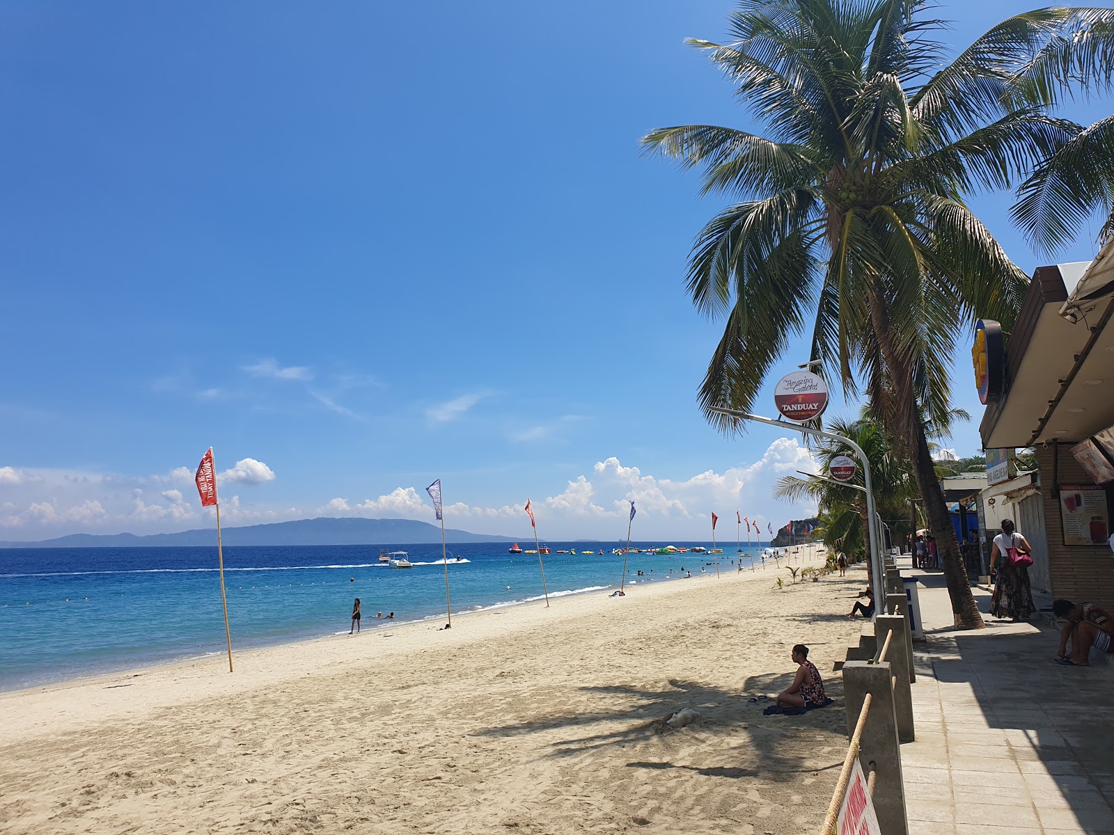 Foto av White Beach omgiven av klippor