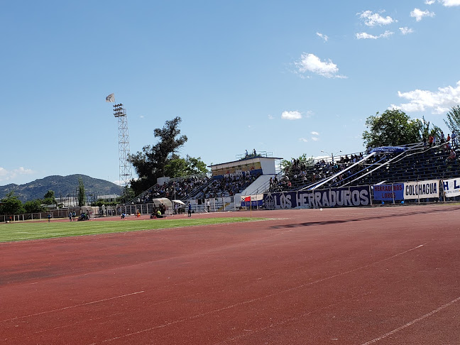 Opiniones de Estadio Municipal de San Fernando en San Fernando - Campo de fútbol