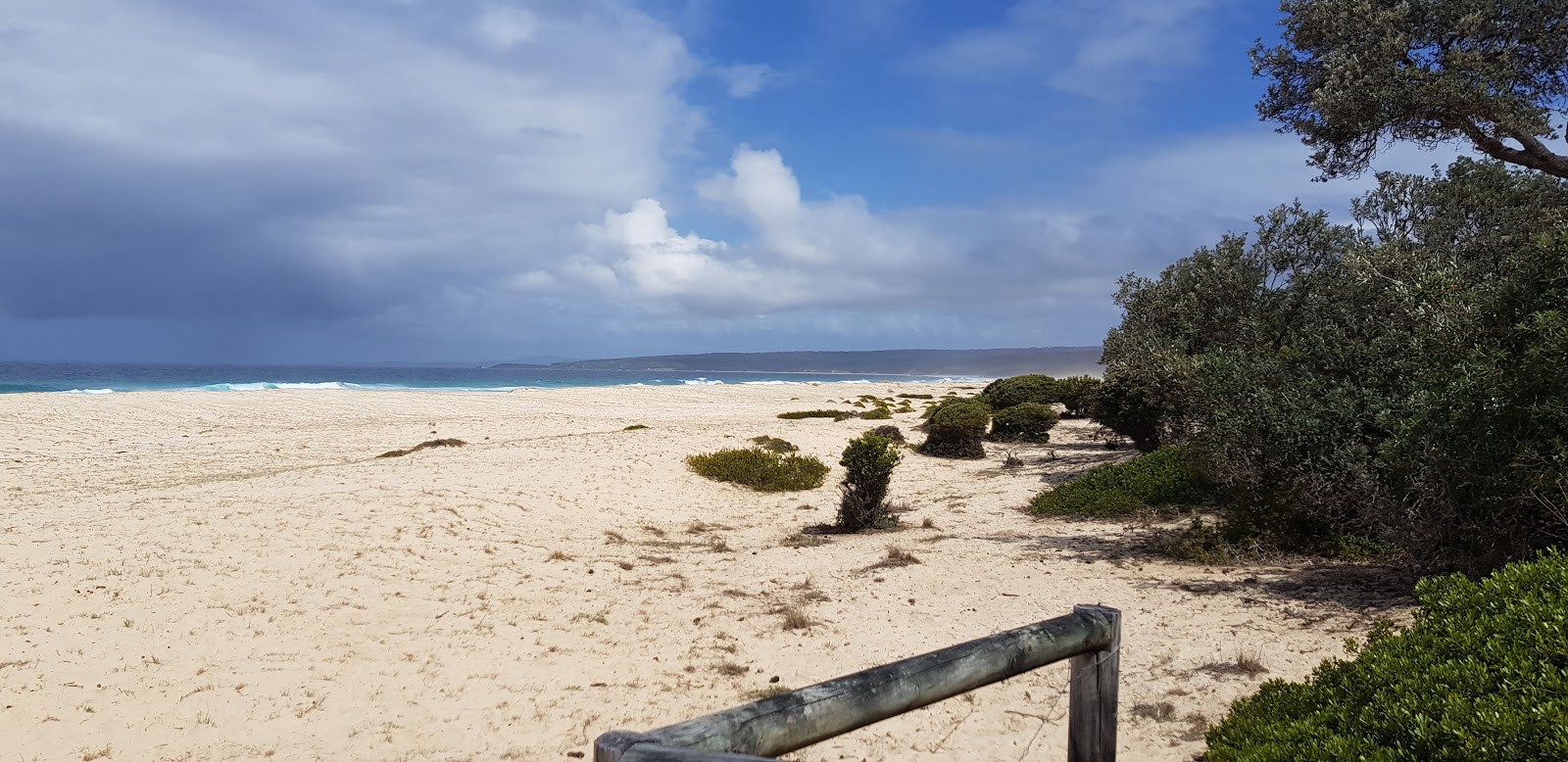 Haycock Beach的照片 带有碧绿色纯水表面