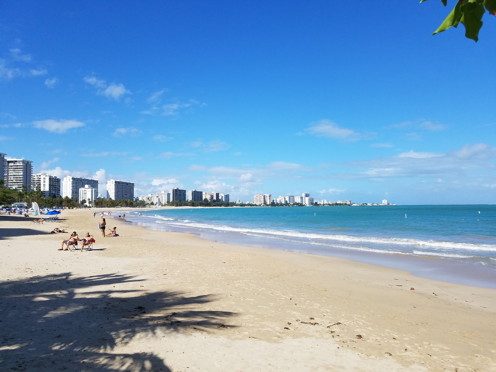 Foto di Isla Verde beach con una superficie del sabbia fine e luminosa