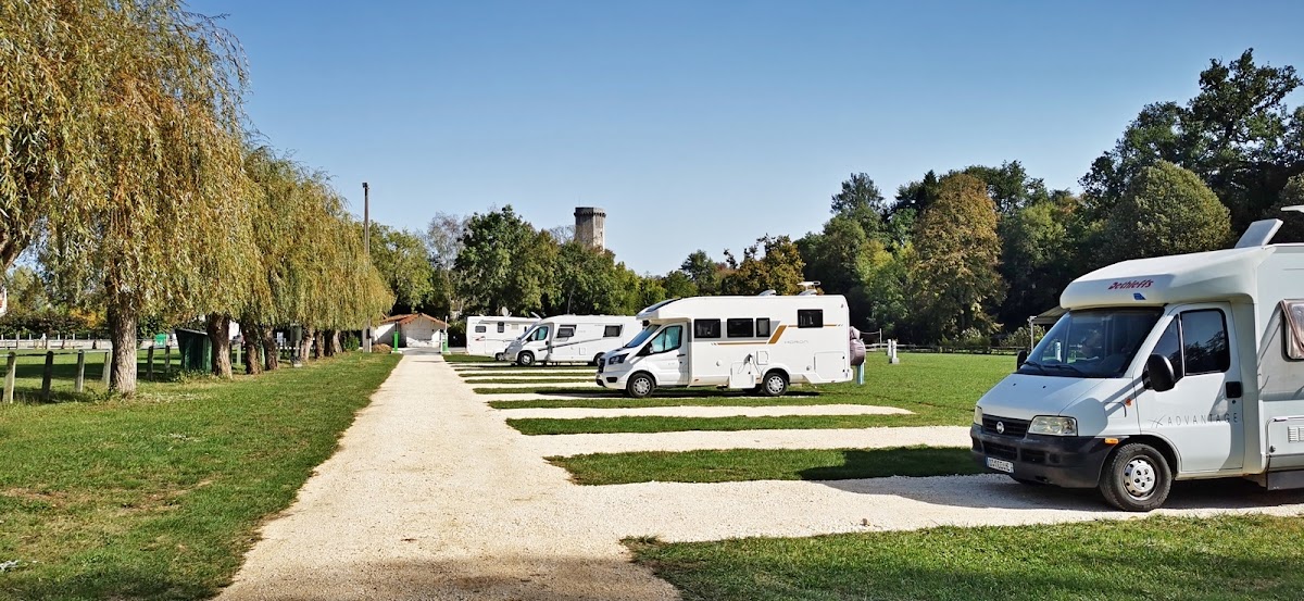 Aire Camping-Car Park à Bourdeilles (Dordogne 24)