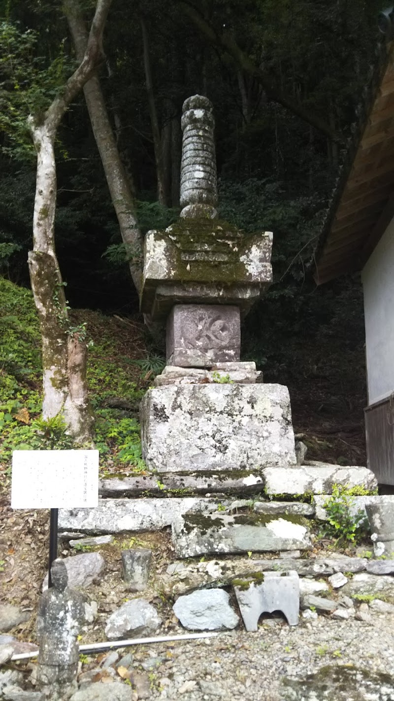 国吉熊野神社 石造宝篋印塔（県指定重要文化財）