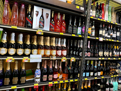 Liquor Store «Colonial Liquor & Wine», reviews and photos, 12100 E Colonial Dr, Orlando, FL 32826, USA