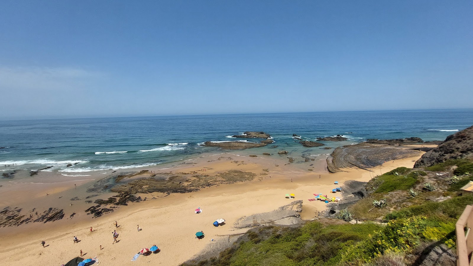 Foto von Praia da Carriagem mit beiger sand Oberfläche