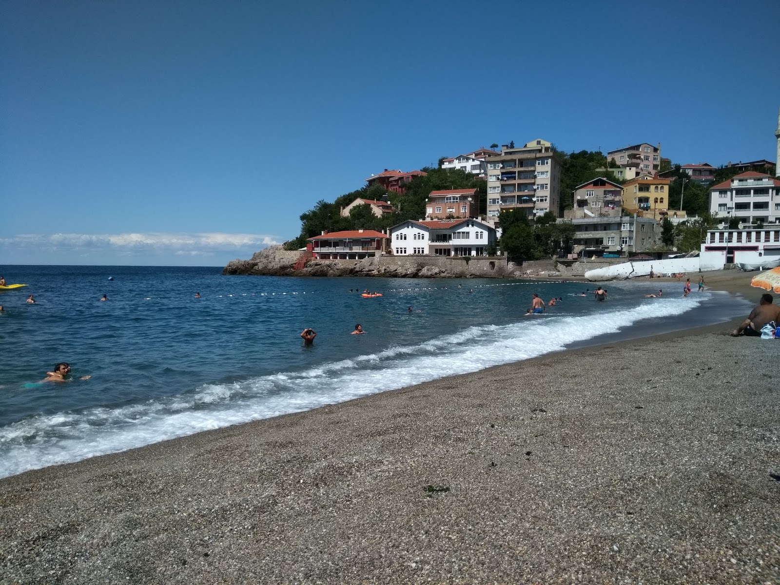 Foto di Kapuz Plaji sorretto da scogliere