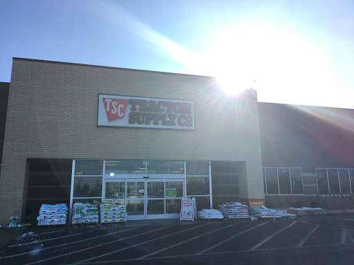 Tractor Supply Co., 3265 Owen Rd, Fenton, MI 48430, USA, 