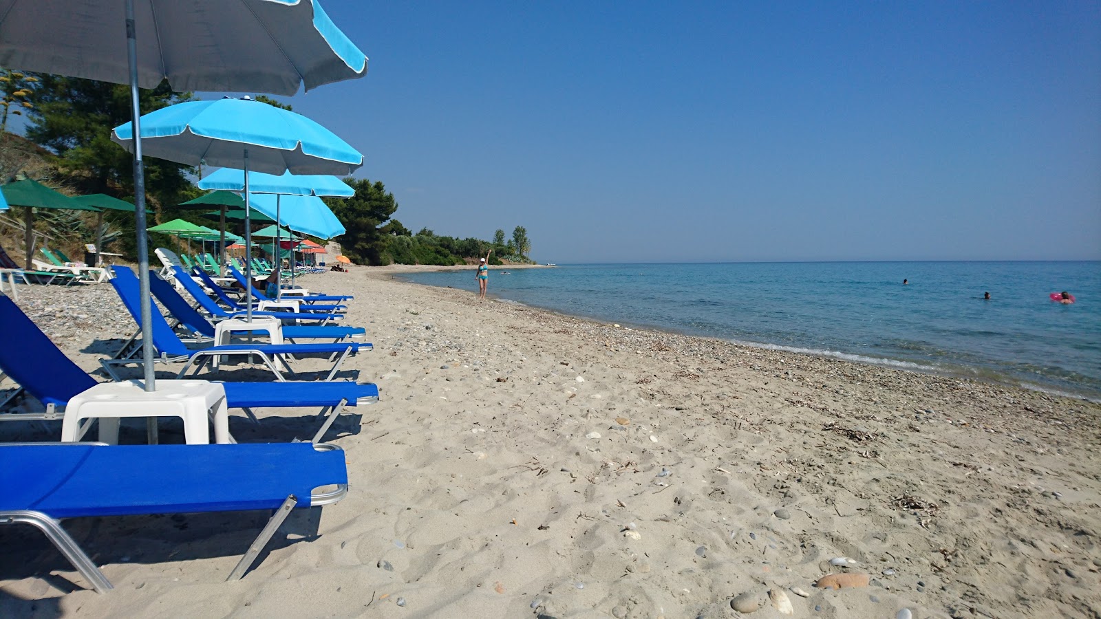 Foto di Kaloutsikos beach con una superficie del sabbia beige e ciottoli