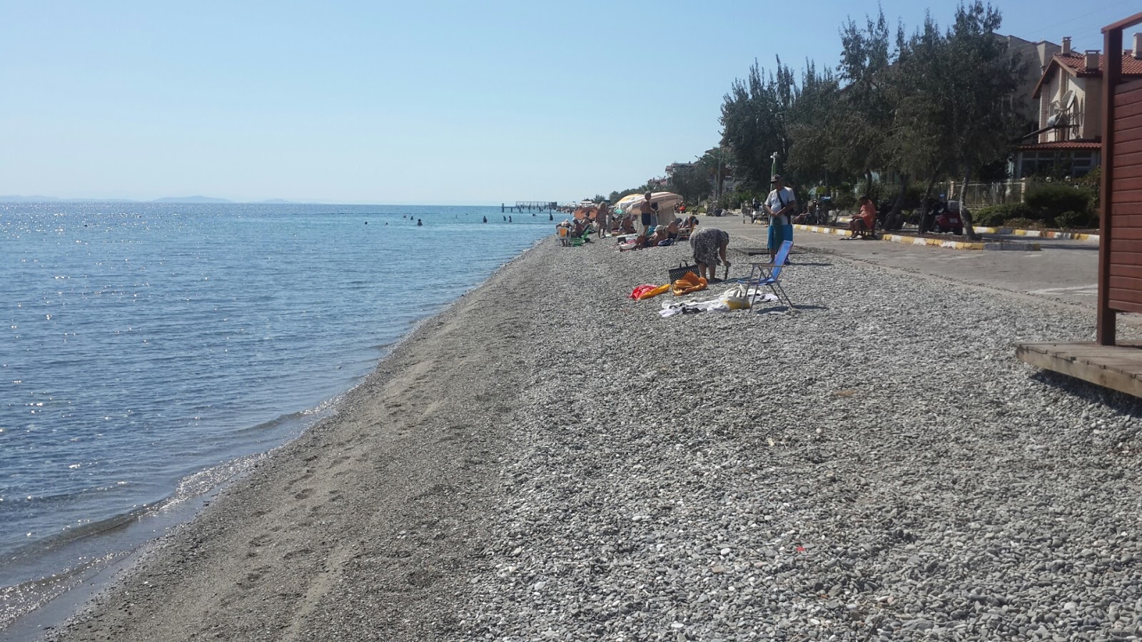 Foto di Altinoluk beach con una superficie del piccoli ciottoli beige