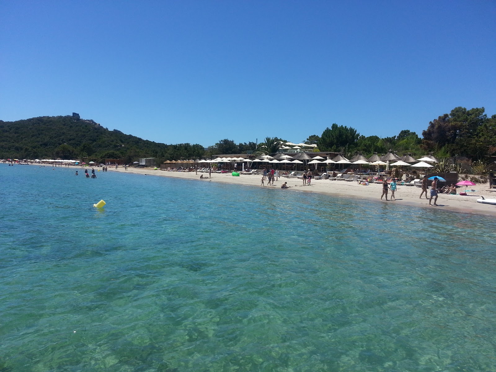 Photo de Plage de Pinarellu III avec plusieurs moyennes baies