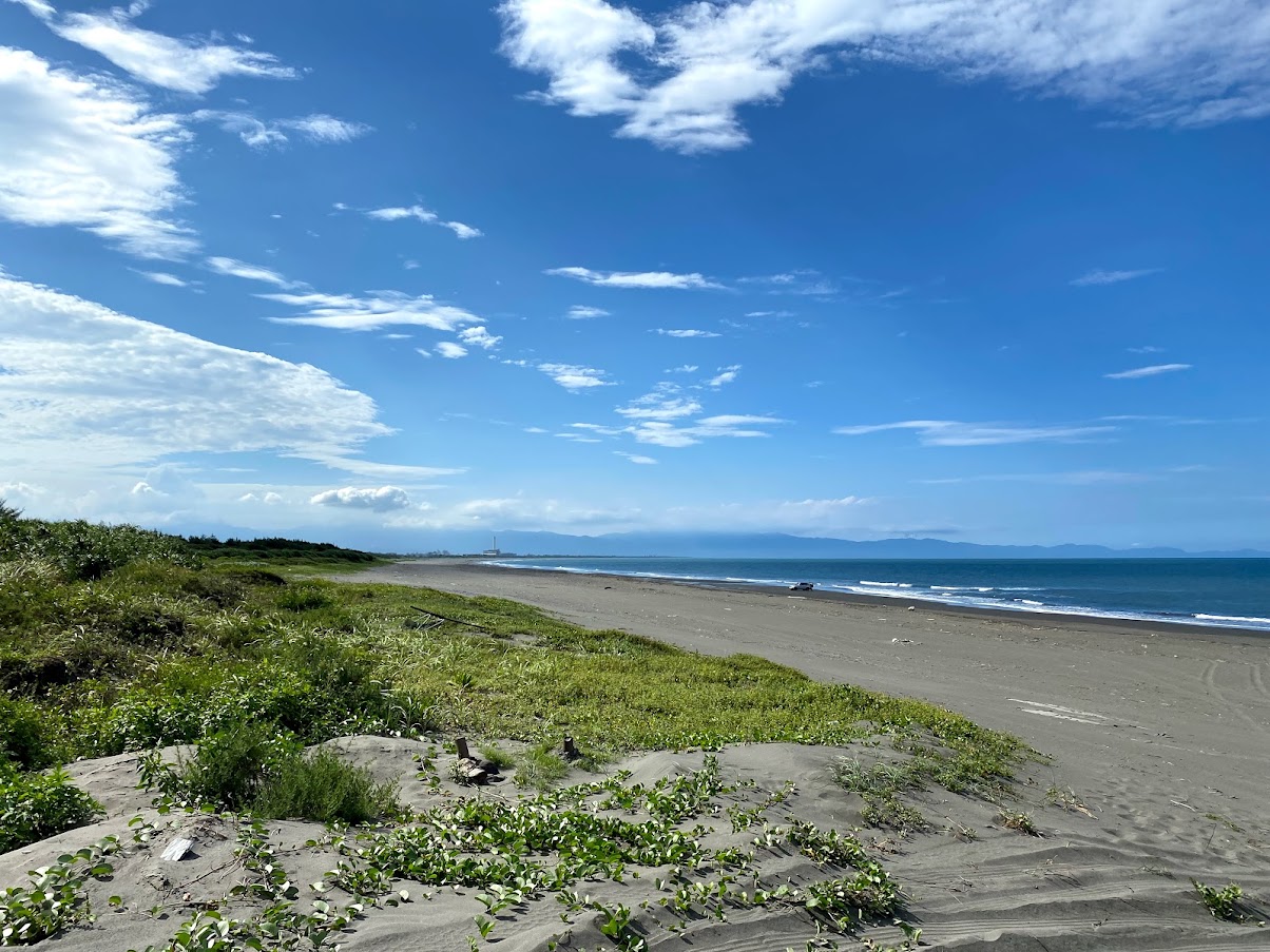 Wuweigang Beach的照片 带有灰色沙和岩石表面