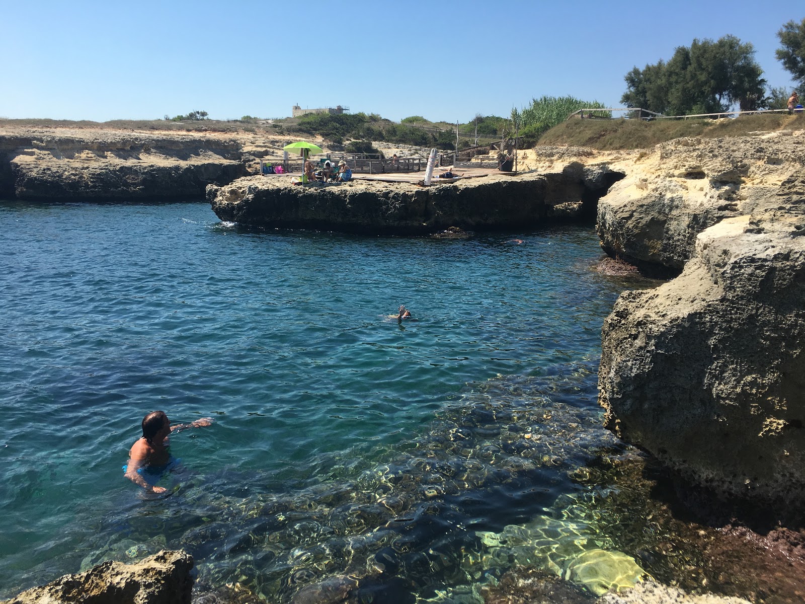 Foto di Cala di San Pietro con una superficie del ciottolame