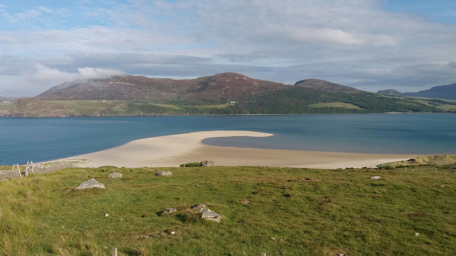 Skinnet Beach'in fotoğrafı turkuaz saf su yüzey ile