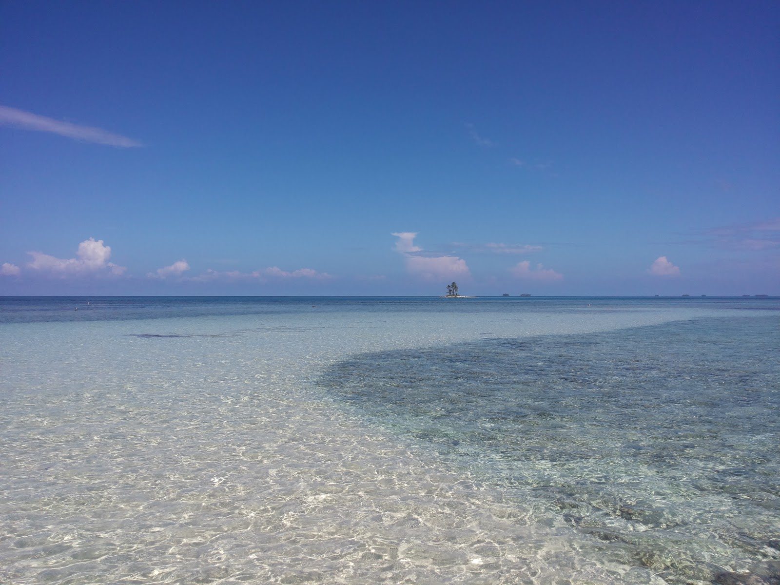 Coral Island beach的照片 带有碧绿色纯水表面