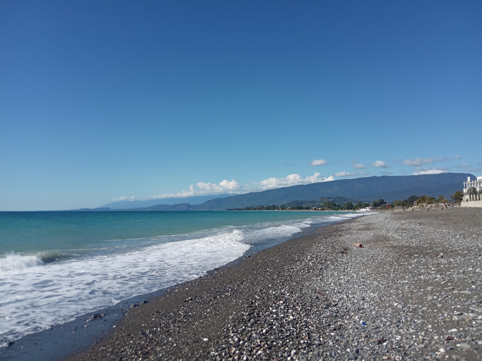 Foto von Sokhumi beach mit beiger sand & kies Oberfläche