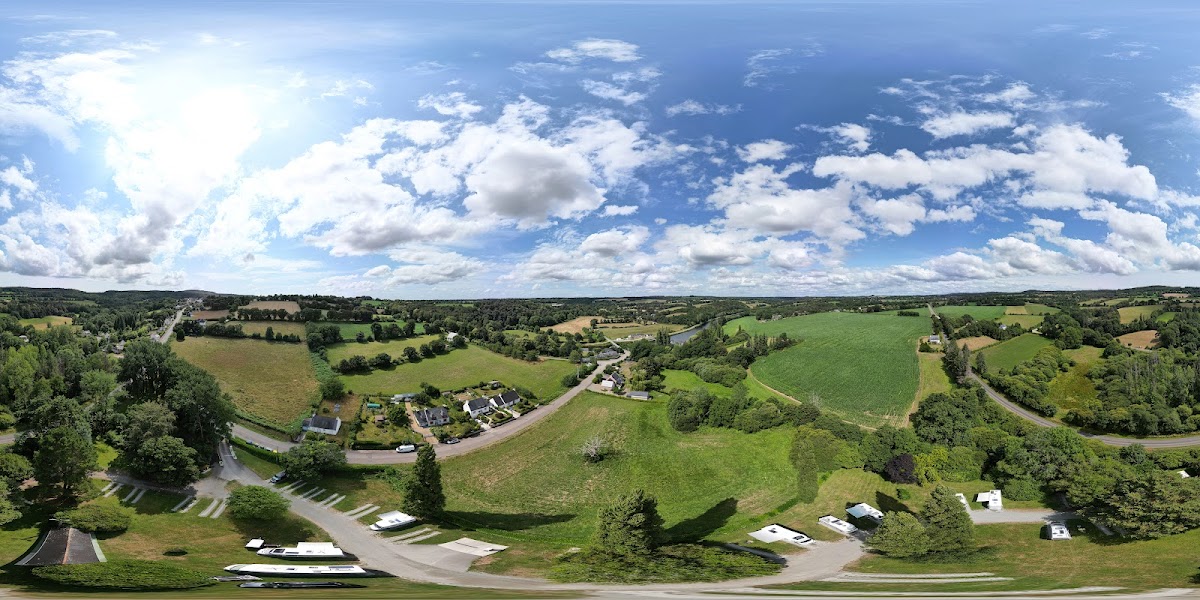 Camping De Mon Village (Aire Camping-Car Park) à Saint-Goazec (Finistère 29)