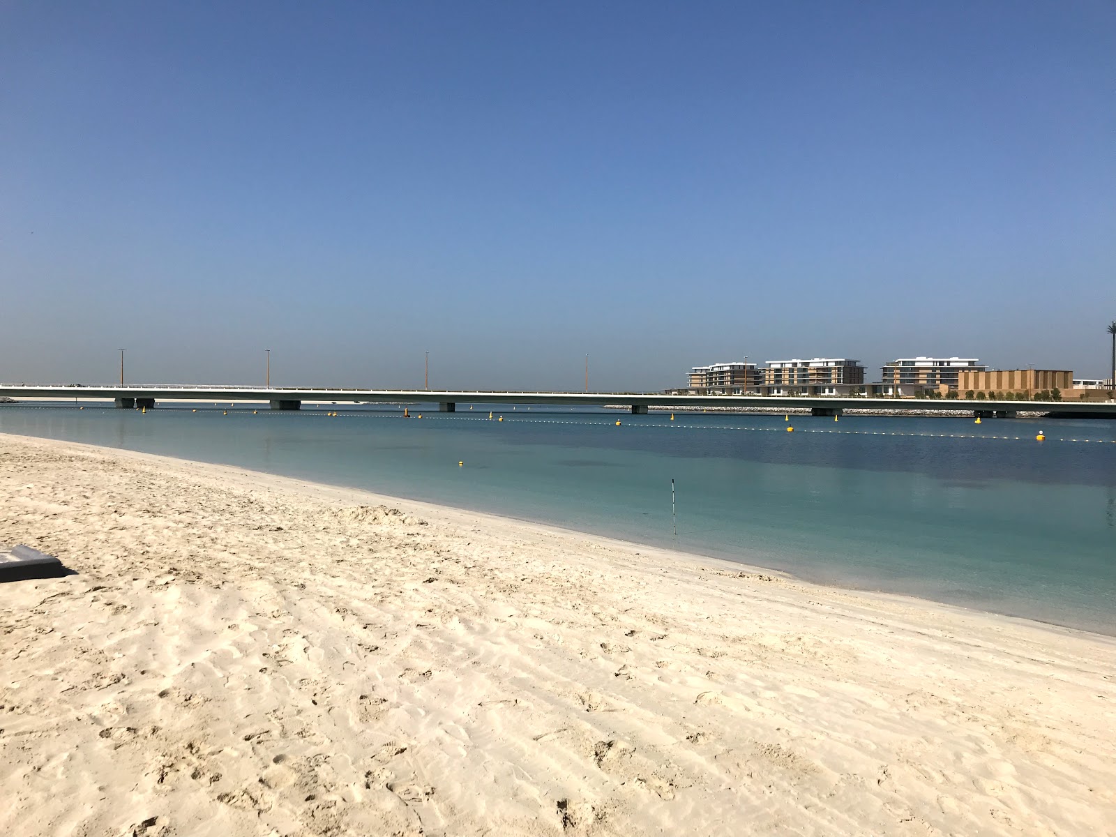 Photo de Open beach avec l'eau cristalline de surface