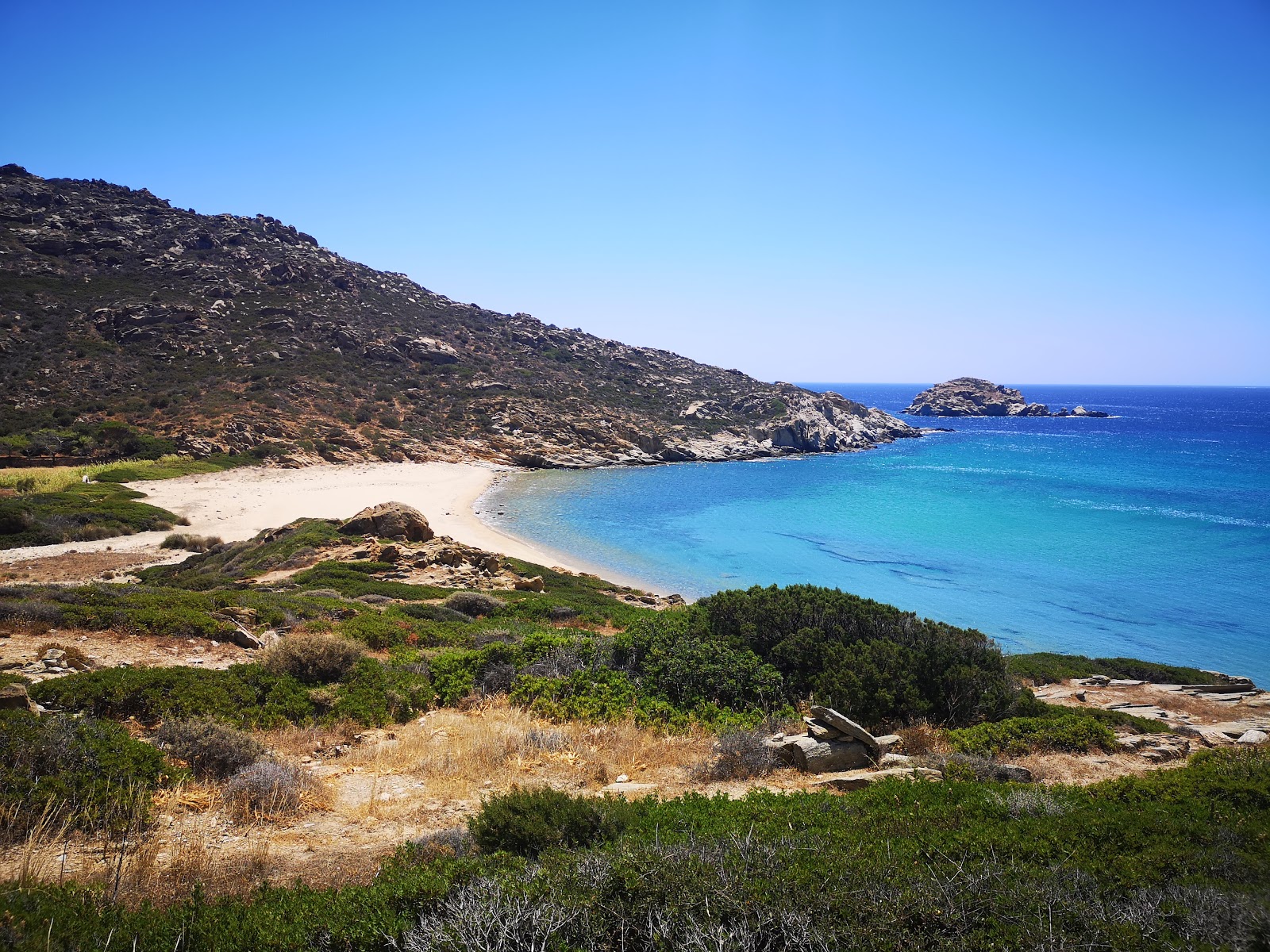 Foto von Klima beach mit türkisfarbenes wasser Oberfläche