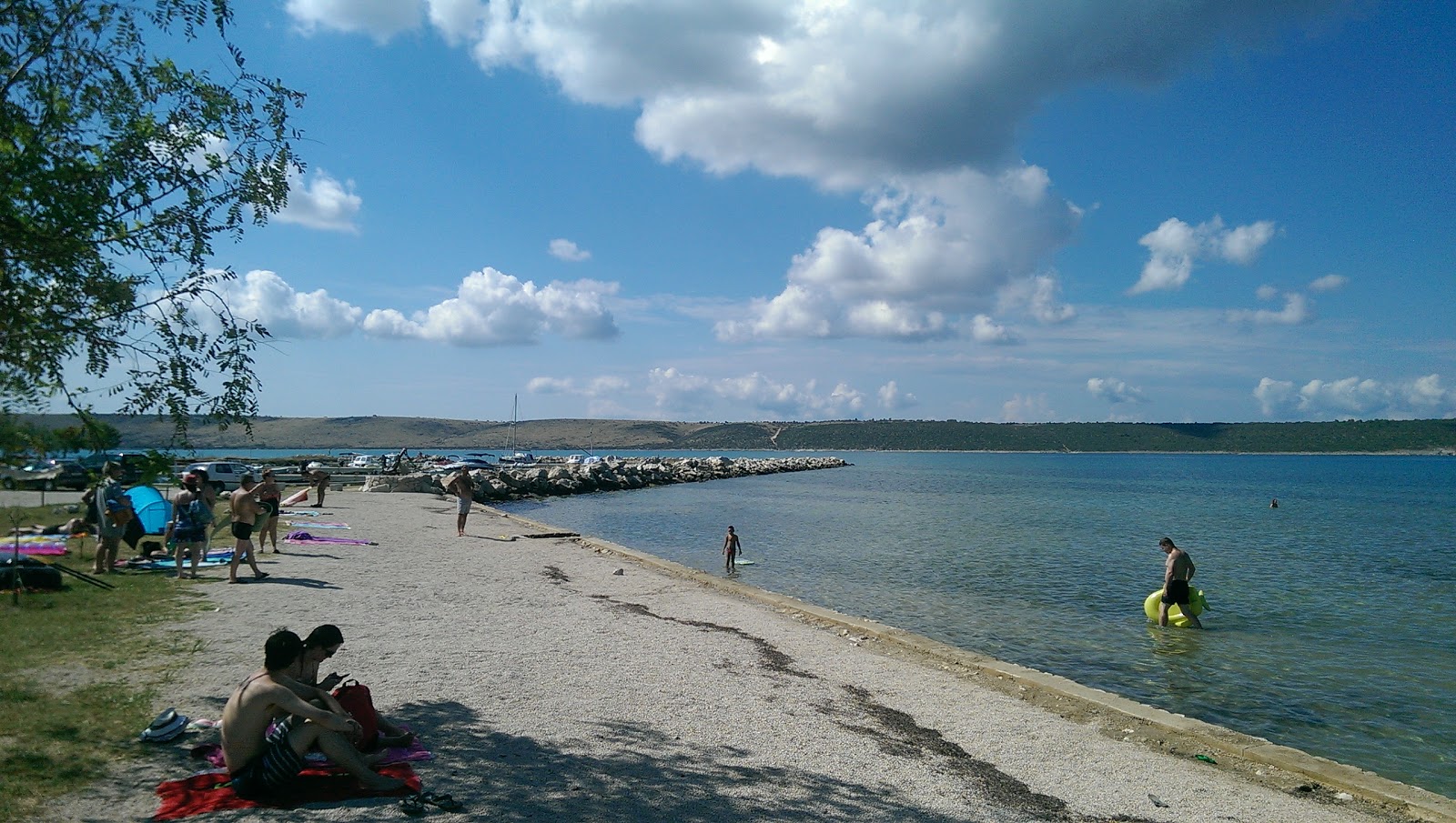 Zdjęcie Ljubac beach II z powierzchnią drobny beżowy piasek