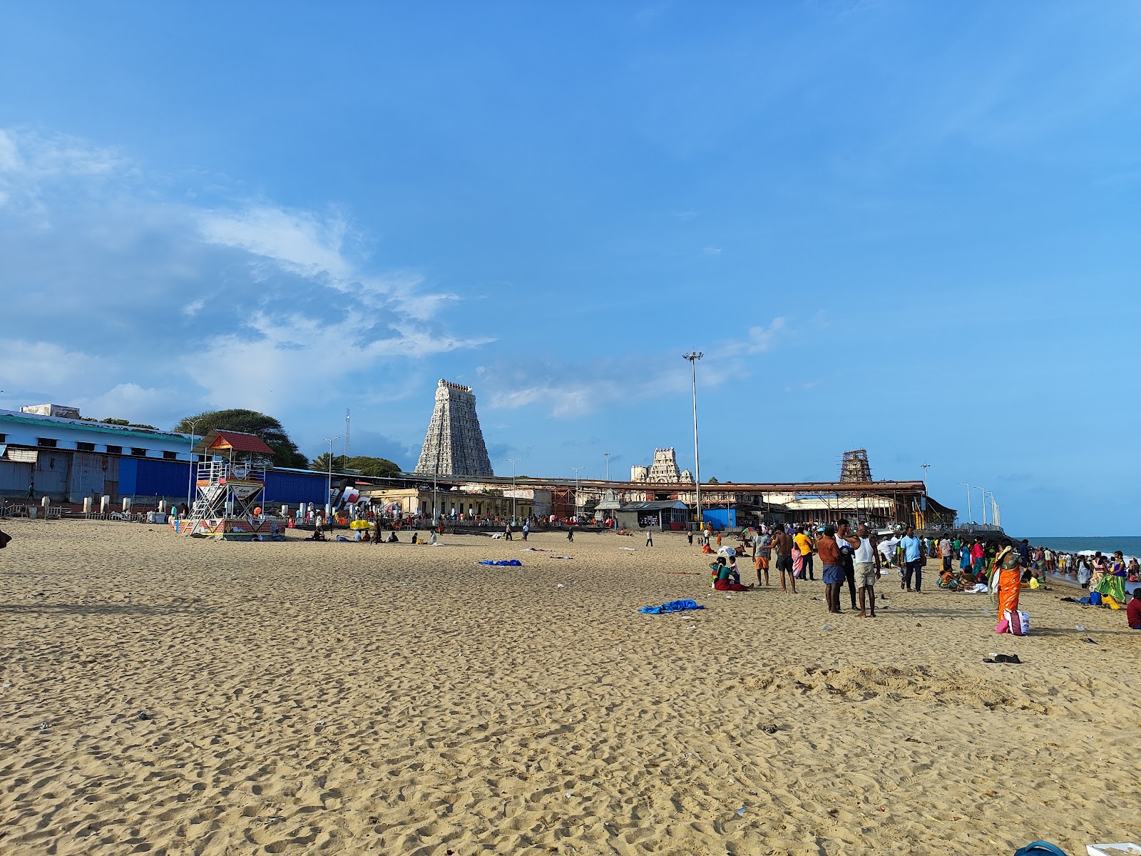 Tiruchendur Beach的照片 带有碧绿色纯水表面