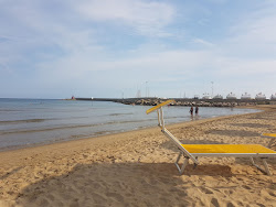 Photo de Spiaggia di Levante
 entouré de montagnes