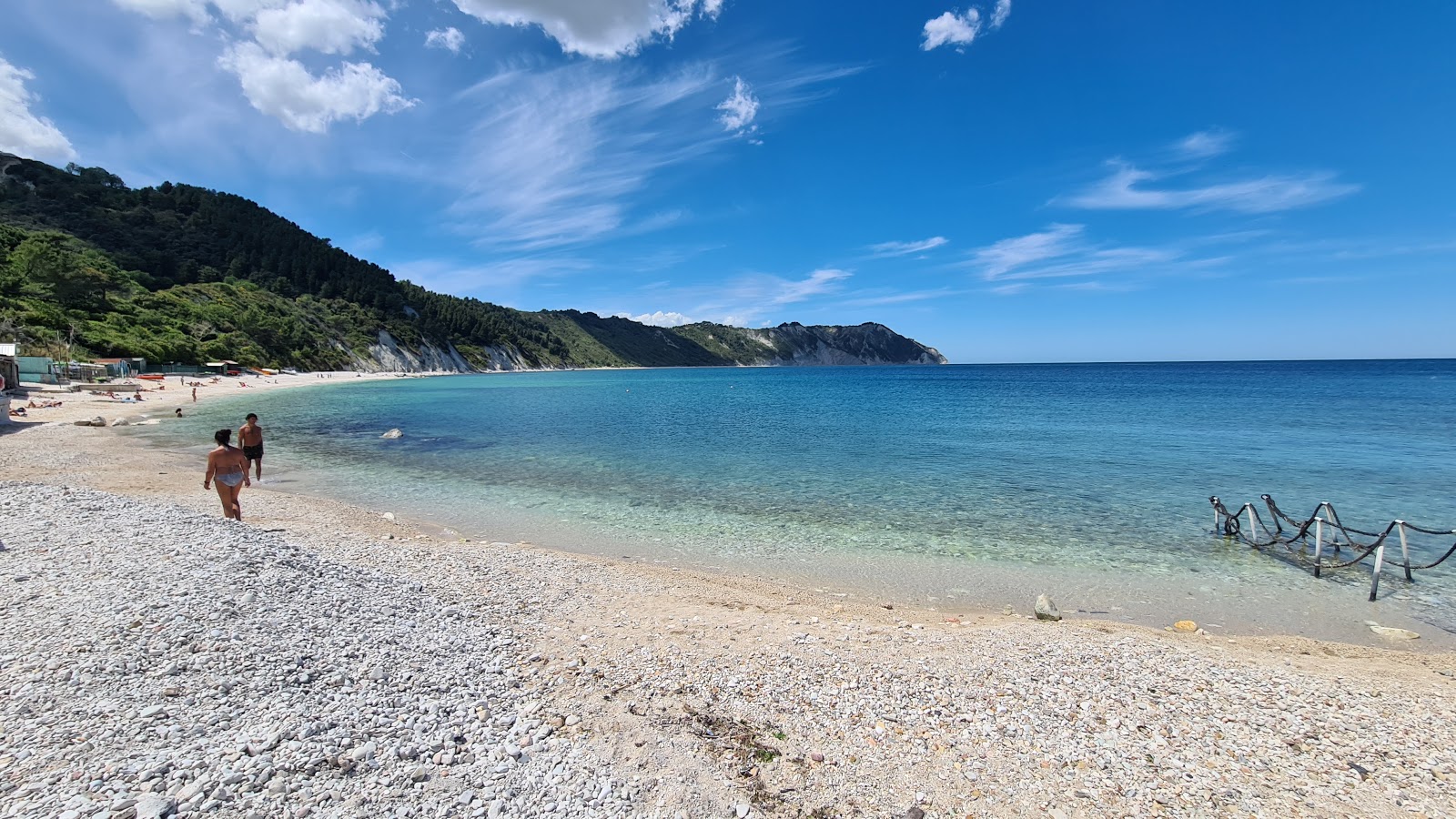 Fotografie cu Spiaggia di Portonovo cu o suprafață de pietricel ușor