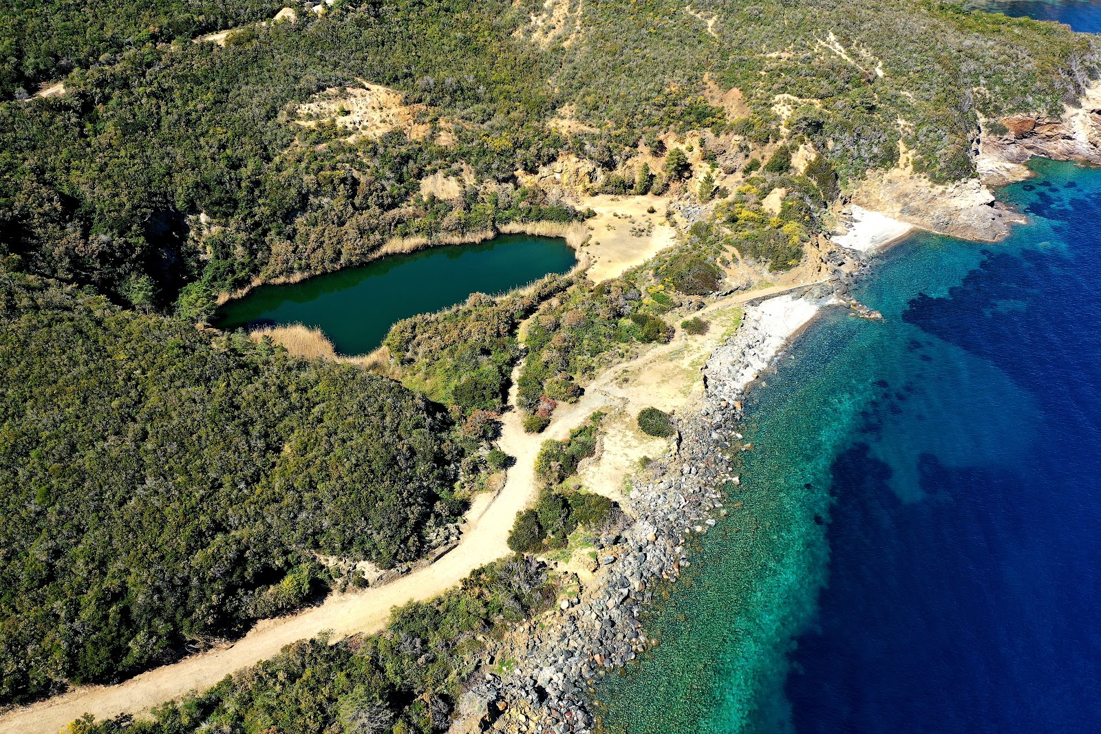 Photo de Spiaggia dei Sassi Neri situé dans une zone naturelle