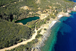 Photo de Sassi Neri Beach entouré de montagnes