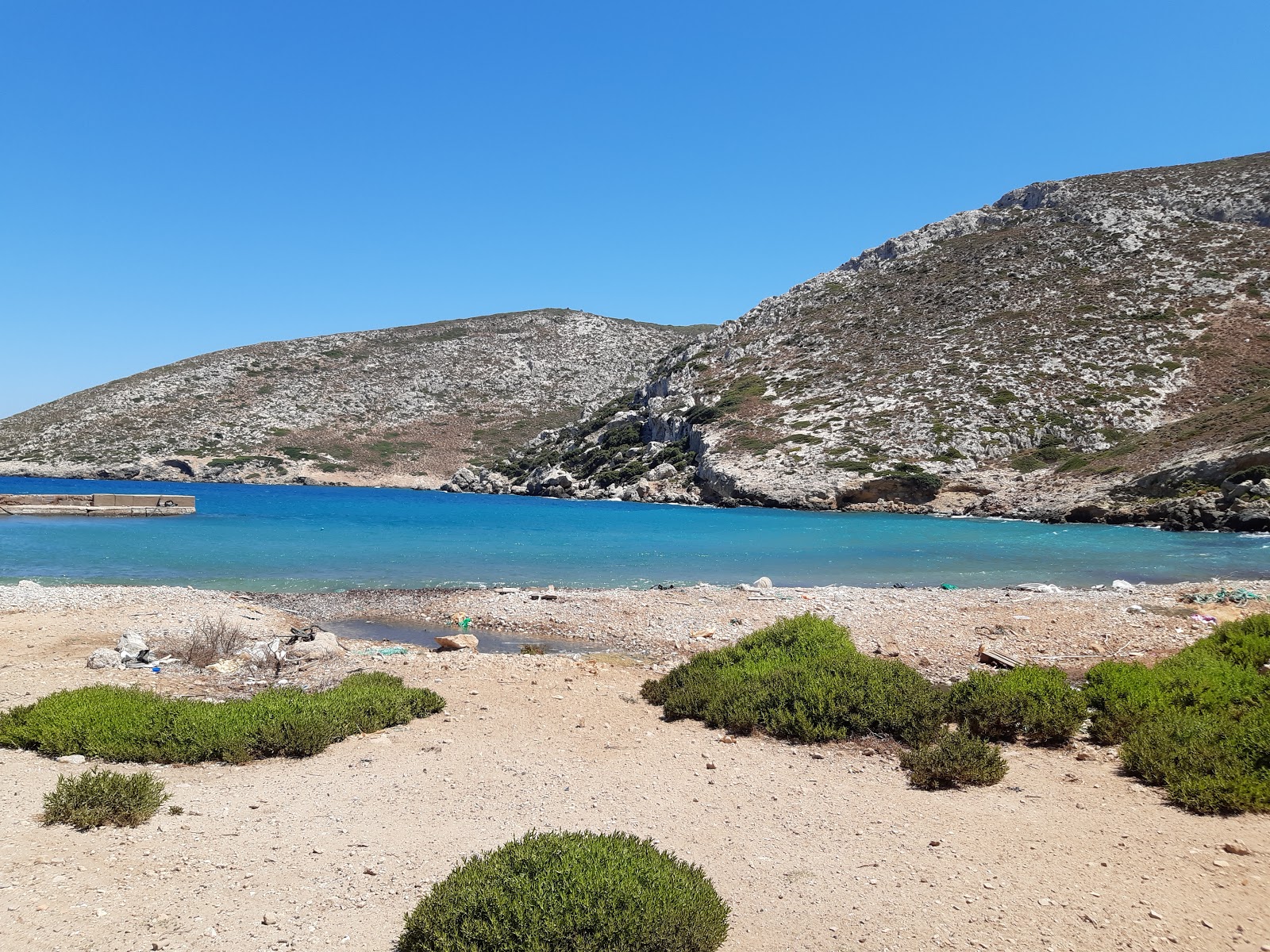 Foto di Akrotiri plati kalymnou IV con una superficie del sabbia grigia e ciottoli
