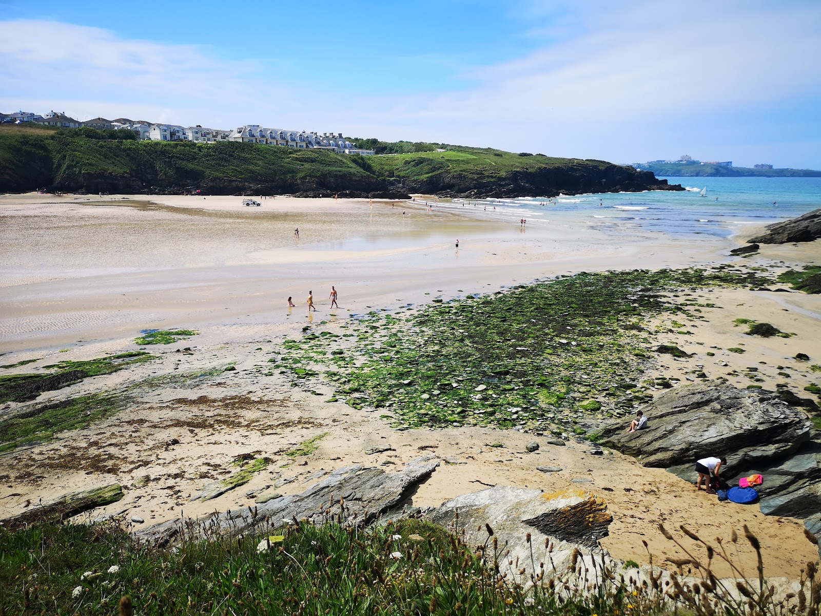 Foto de Playa de Porth rodeado de montañas