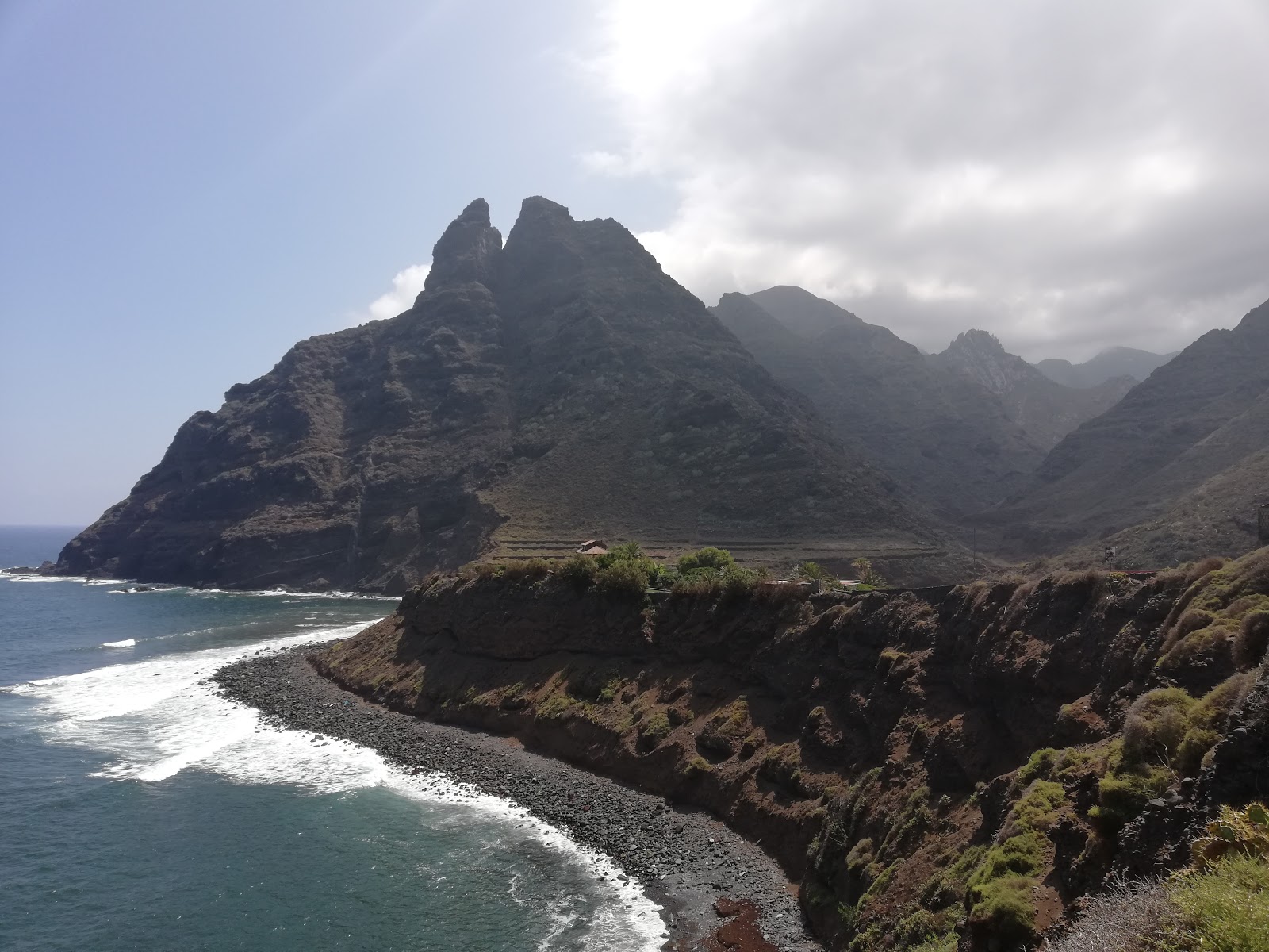 Photo de Playa de los Troches avec caillou gris de surface