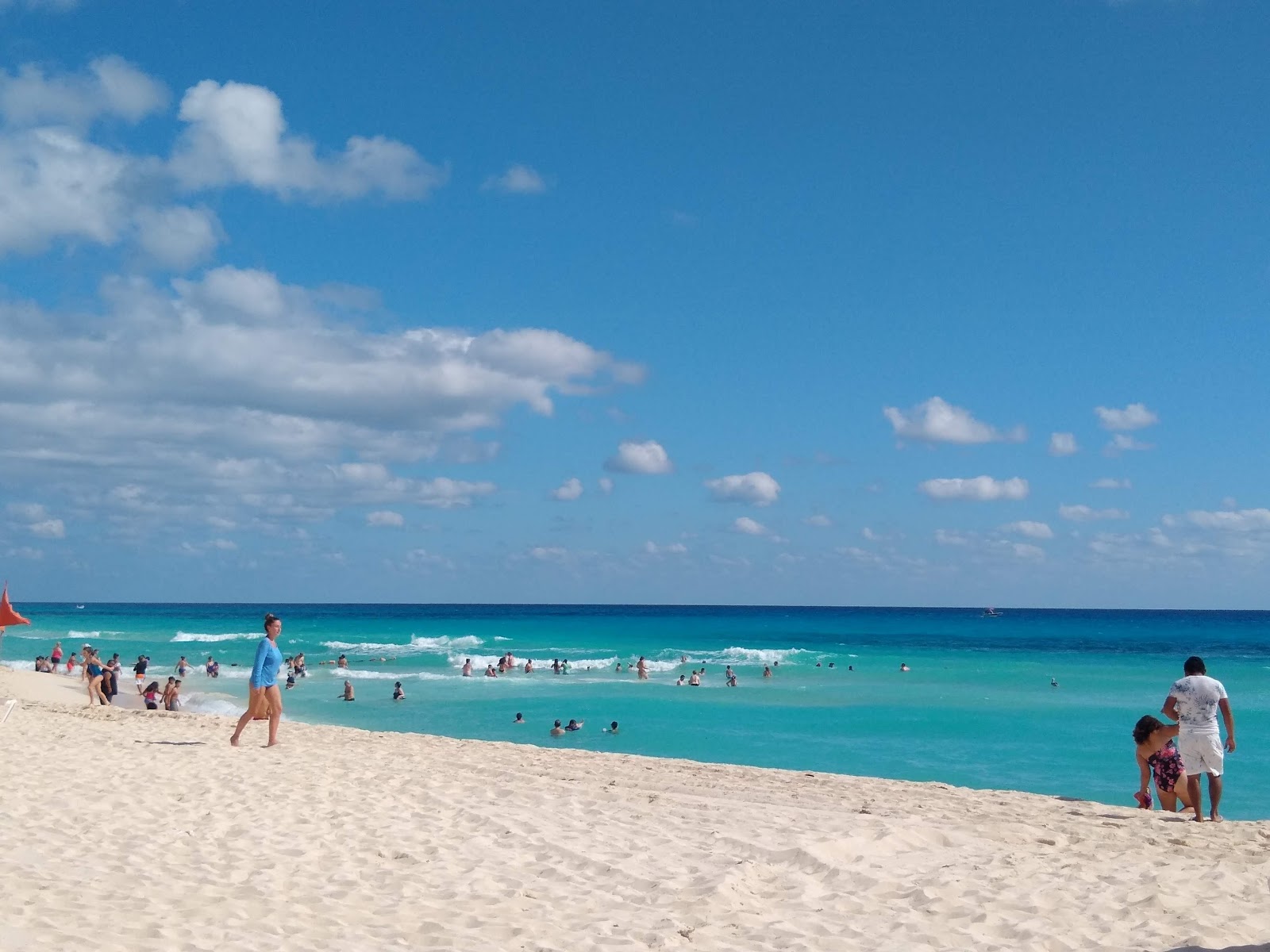 Foto von Strand der Delfine mit sehr sauber Sauberkeitsgrad