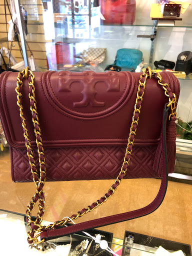 Pawn Shop «Money & More», reviews and photos, 1025 S Riverside Dr, Iowa City, IA 52246, USA