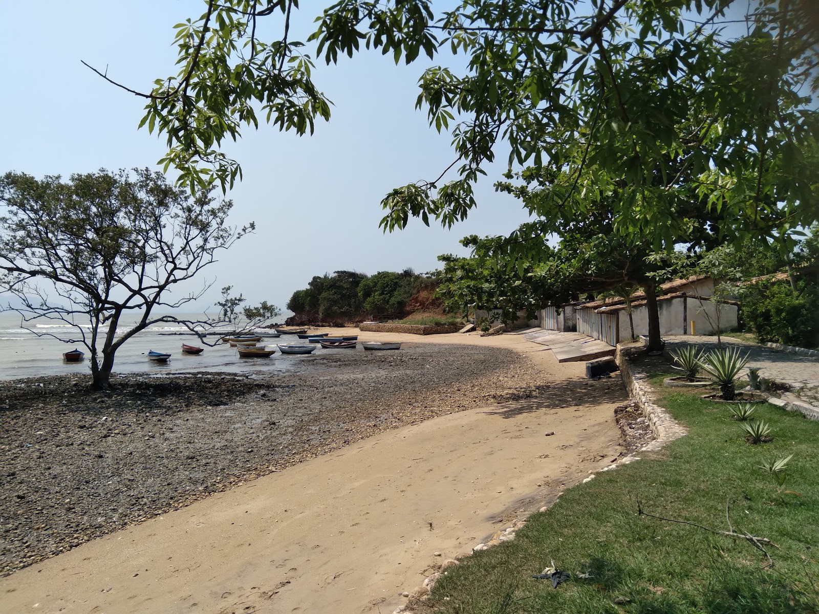Φωτογραφία του Praia Rasa περιτριγυρισμένο από βουνά