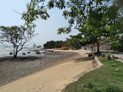 Φωτογραφία του Praia Rasa περιτριγυρισμένο από βουνά