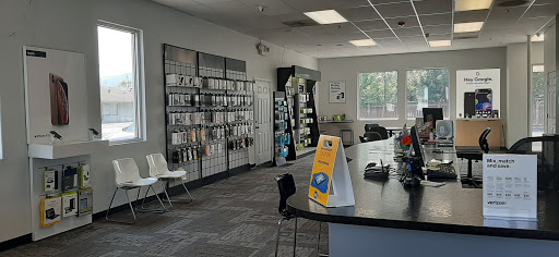 Cell Phone Store «Verizon Authorized Retailer - A Wireless», reviews and photos, 1539 Blake St #104, Enumclaw, WA 98022, USA