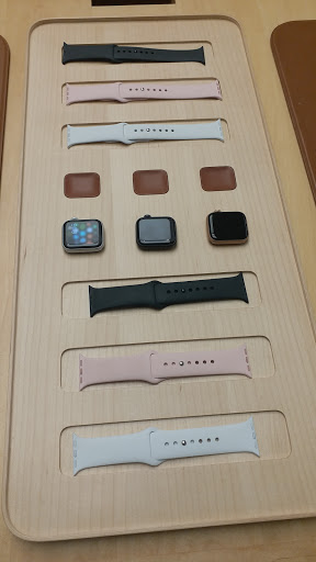 Computer Store «Apple Suburban Square», reviews and photos, 61 Saint James Pl, Ardmore, PA 19003, USA